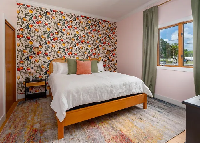 Inn Ada King Accessible,